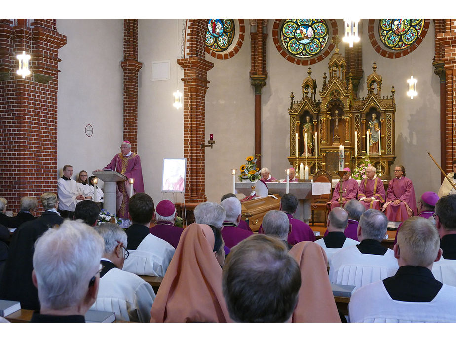 Pontifikalrequiem und Beisetzung von Weihbischof em. Johannes Kapp (Foto: Karl-Franz Thiede)